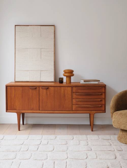 Attention, pépites ! 😍 Une nouvelle sélection de mobilier vintage vient d’arriver sur Selection M, et ça risque de partir viiiite 🤎 Rendez-vous sur selectionm.com pour tout découvrir.