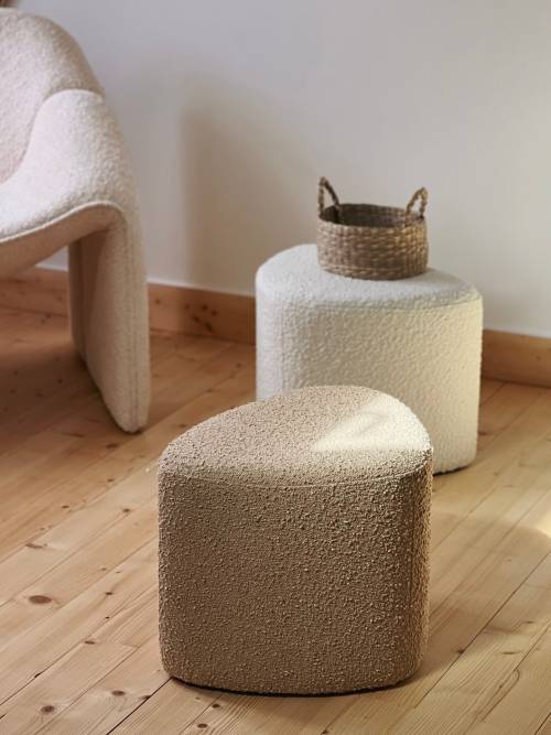 Zoom sur notre pouf bouclette, celui qui se glissera facilement dans n’importe quelle pièce de votre intérieur ! Un pouf tout en rondeur, disponible en cinq teintes différentes sur notre e-shop (beige, blanc cassé, caramel, kaki ou moka) 💛