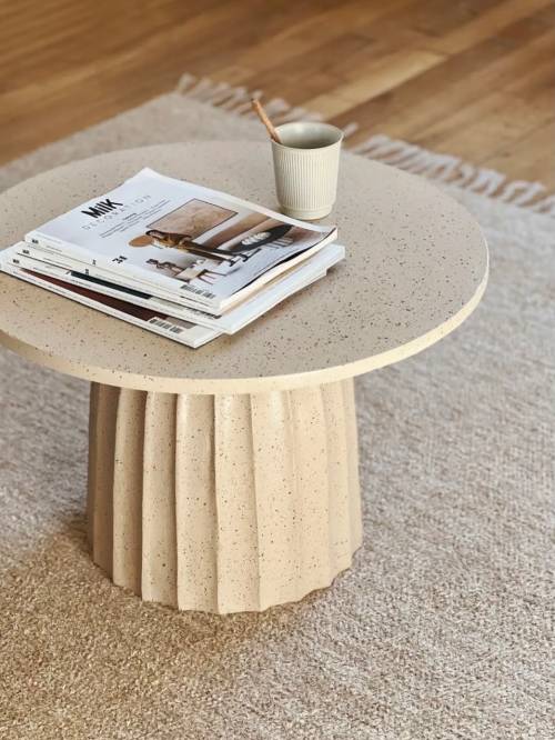 Cette table d’appoint mouchetée que j’adore toujours autant 💛 Une très belle pièce déco qui se distingue par son plateau  moucheté et son pied graphique.