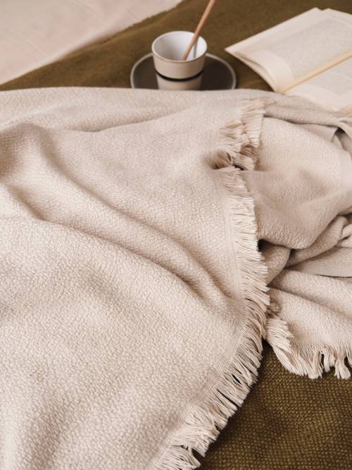 Notre sélection de plaids vous attend sur Selection M, de quoi réchauffer vos soirées d’automne 🍂