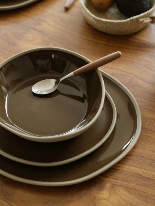 Parce que la décoration se joue aussi dans les détails, on vous a déniché cette très belle collection en porcelaine  Primeval, qui célèbre la beauté brute & imparfaite de la nature avec ses formes organiques irrégulières 💛