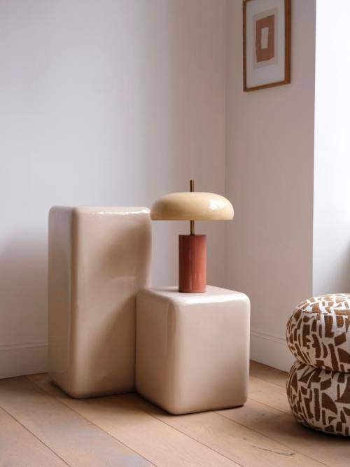 On vous présente nos nouveaux bouts de canapé à l’esprit 70s revisité ✨ Deux hauteurs à associer et un design sculptural qui signe des pièces fortes, élégantes et pleines de caractère.