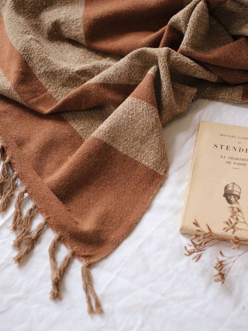 Back in stock ! Le plaid terracotta aux jolies franges nouées est de retour pour habiller votre lit, un fauteuil ou un canapé 💛