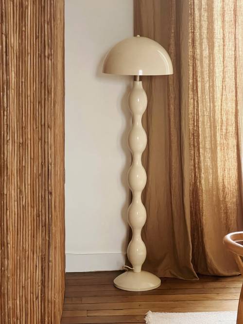 Sculptural et résolument moderniste ✨
Ce lampadaire en métal se distingue par son pied ondulé et son abat-jour blanc cassé, pour une silhouette à la fois audacieuse et intemporelle. Un luminaire qui sublime l’espace, même éteint !