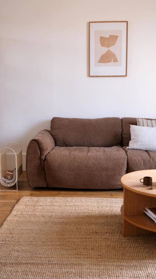 Teintes chaudes, tissu texturé, formes enveloppantes… Ce canapé brun change tout 🤎 La pièce parfaite pour un salon dans l’air du temps ! En pré-commande sur Sélection M.
