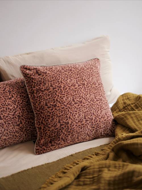 Nouvelle obsession déco : nos housses esprit léopard en velours ✨ Dispos en deux coloris (mocaccino ou gold) et deux formats.