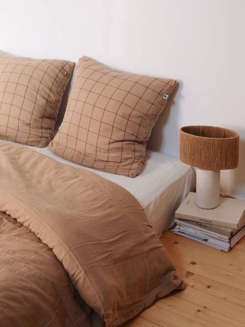 Quoi de mieux qu’une parure en gaze de coton ? Ici on est même sur un modèle en 100% double gaze de coton, pour une nuit doublement reposante ;-) Moi j’adore son coloris ficelle qui apporte un peu de chaleur dans une chambre et s’accordera facilement avec les autres couleurs de votre intérieur !
