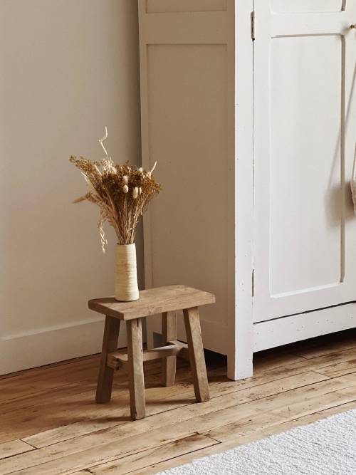 Tout petit, tout mignon… On craque pour ce banc au mini format qui pourra tout aussi bien servir de chevet que d’assise d’appoint 🌾