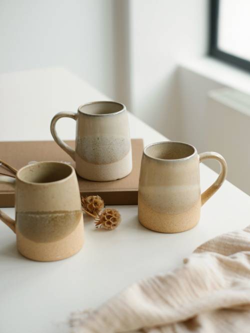 Le plein d’idées cadeaux ✨ On vous glisse notre sélection en slide, pour tous les budgets :) Vaisselle, objet déco, linge de maison… Attention, demain est le dernier jour pour commander sur l’eshop et recevoir votre colis à temps pour les fêtes !