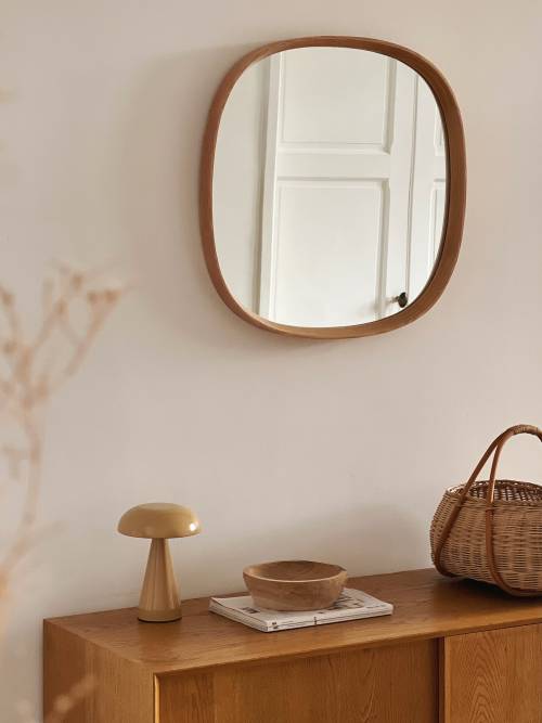 Avec sa forme organique & son cadre en chêne naturel, notre grand miroir apportera chaleur & douceur à n’importe quelle pièce de votre intérieur 🤎