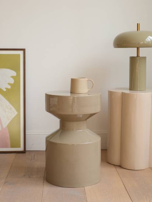 Zoom sur nos deux nouveaux bouts de canapé : à la fois graphiques et minimalistes, on craque pour leurs teintes douces qui apporteront une touche de lumière à votre intérieur 🌿