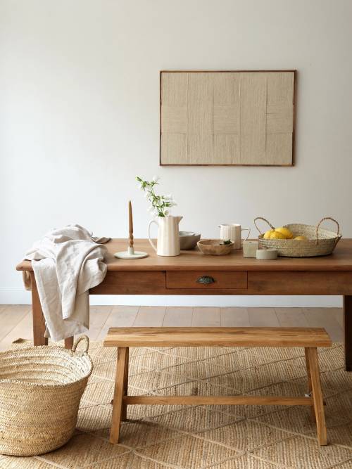 Bazar déco sur jolie table chinée (qui a déjà rejoint sa nouvelle maison). Car oui, chez Sélection M on adore aussi chiner des pièces vintage pour vous 💛 Table, armoire, fauteuil, table basse, luminaire, etc… Partagez-nous vos envies via le formulaire à dispo sur l’eshop (onglet « je chine pour vous) et avec ma maman on s’occupe de vous dénicher ça !