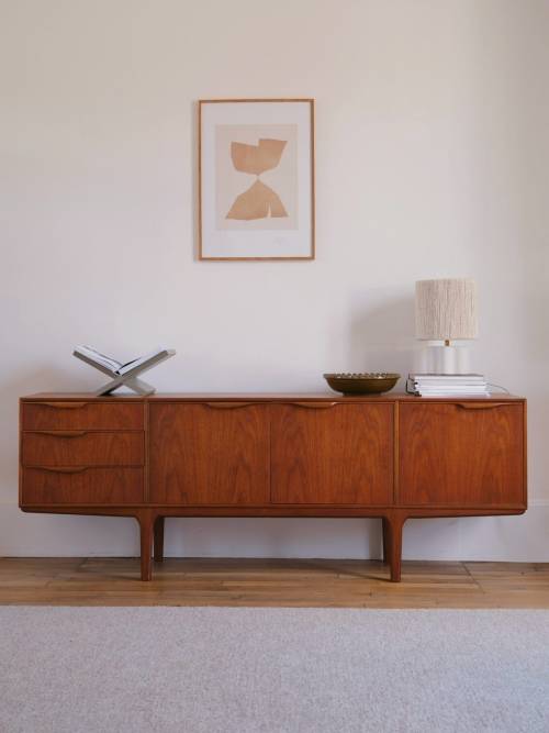 Vous le savez, chez Sélection M on vous propose aussi du mobilier vintage chiné avec amour et passion 💛 Et parmi nos dernières trouvailles, il y a cette pièce maitresse du design Mid-Century : l’enfilade en teck par McIntosh. Vous aimez ?