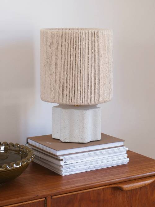 Parmi nos nouveautés, il y a cette lampe artisanale qui marie l’authenticité du béton sculpté à la douceur du jute naturel 💛
Une pièce unique aux accents bohème chic qui s’ajoute aux deux autres lampes de la même créatrice que nous vous proposions déjà sur l’eshop.