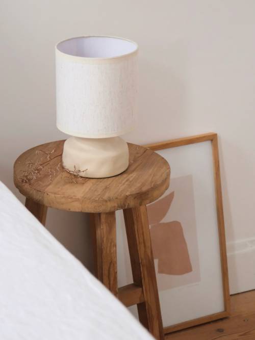 L’authenticité de la céramique & la douceur du lin, ce combo dont on ne se lasse pas 🧡 Cette nouvelle lampe de chevet est disponible avec un pied en céramique écru doux ou terracotta chaleureux.