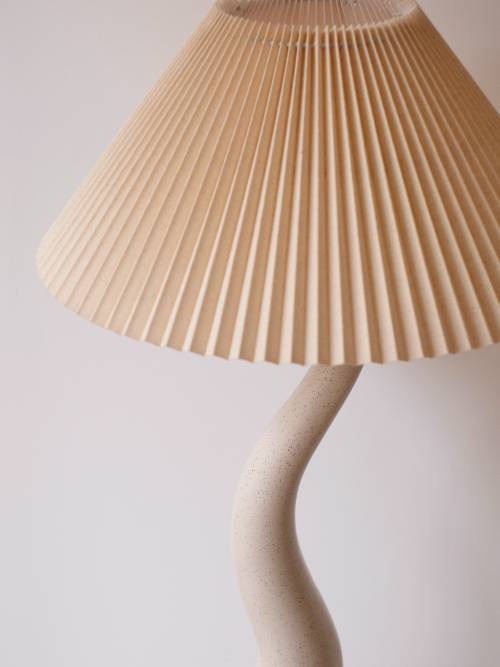 Zoom sur l’une de nos nouveautés 💛
Un lampadaire sculptural au pied délicatement ondulé, surmonté d’un abat-jour conique plissé en tissu écru. Une pièce tout en douceur, entre design & poésie, pour réchauffer l’espace avec élégance.