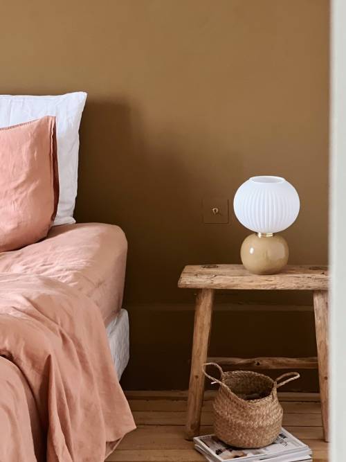 Avec son pied rond en verre teinté et son abat-jour globe au joli détail strié, cette lampe de chevet est un vrai bel objet déco petit budget à (s’)offrir s’en hésiter 😍