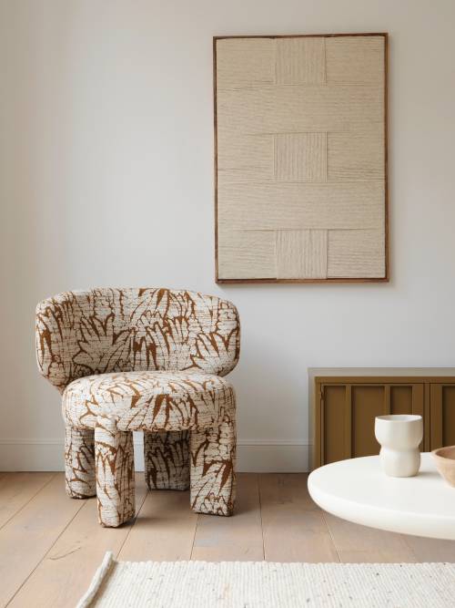 En déco, rien de tel que quelques pièces fortes pour affirmer son style ! Notre fauteuil Fingal en est la preuve : une silhouette moderne associée à un tissu graphique plein de caractère… C’est le coup de cœur assuré 😍