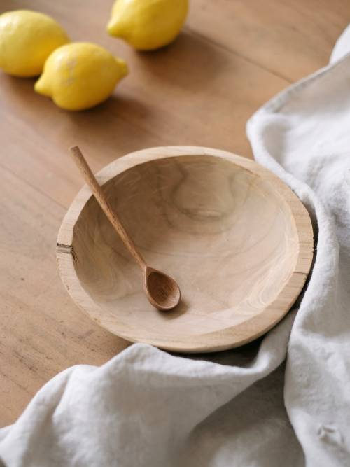 On a jamais trop de jolies coupelles en teck, non ? 😉 Pour y ranger nos clés, nos bijoux, nos jolies cuillères en bois ou tout autre petits objets du quotidien… Elle est aussi jolie que pratique et surtout : elle est fait-main !