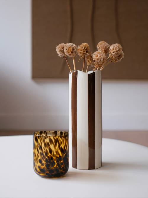 Notre vase en grès (que vous connaissez déjà sur l’eshop dans sa version terracotta & jaune) s’habille dorénavant d’une nouvelle teinte chocolat, parfaite pour cet automne / hiver ! Il apporte une touche graphique et chaleureuse à votre intérieur et n’attend plus que vos jolis petits bouquets préférés 🤎