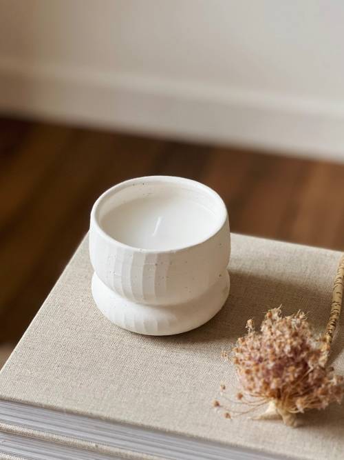 Quand une bougie devient un véritable objet déco, à poser sur un buffet, une commode, une cheminée, etc… J’adore son pot en céramique texturé qui pourra être réutilisé une fois la bougie consumée 💛