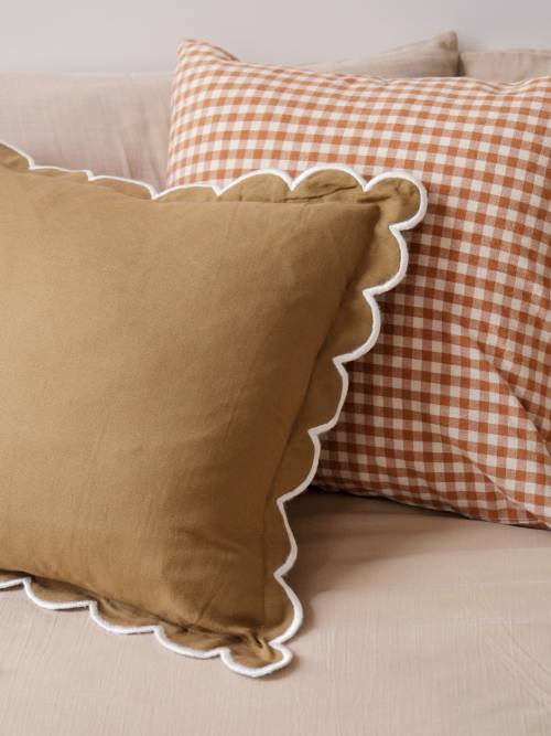 J’adore ce combo de coussins, entre finitions festonnées pour l’un & carreaux Vichy pour l’autre 😍 À retrouver dès maintenant sur Selection M !