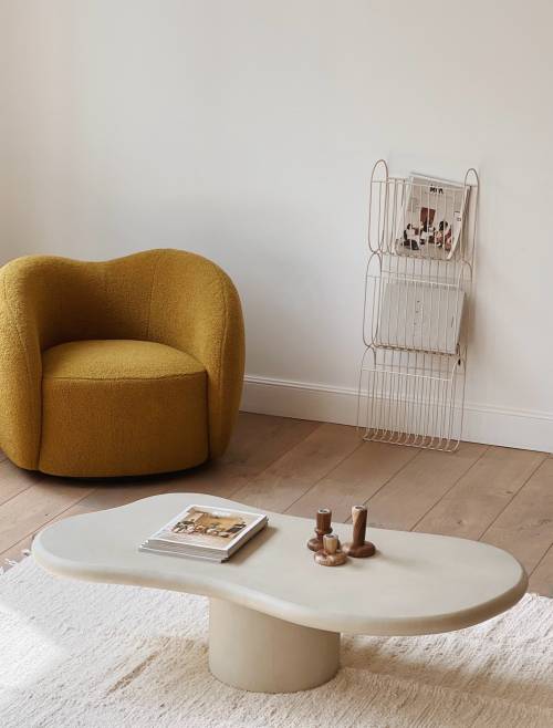 Quand la matière brute rencontre la douceur des formes organiques 💛 Notre table basse Volta, LA pièce déco qui se suffit à elle-même !