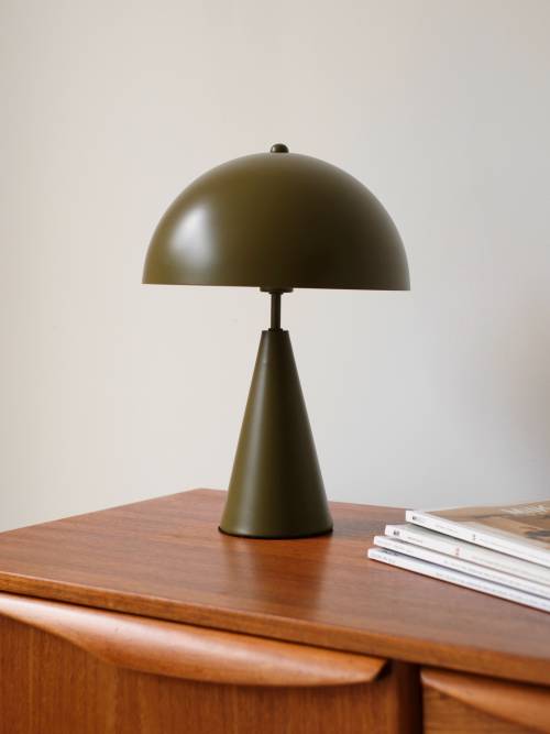 Zoom sur notre lampe champignon en métal mat, inspirée du design seventies 💛 Dispo dès maintenant en deux coloris sur selectionm.com
