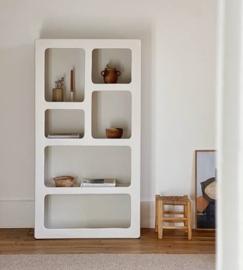 Focus sur notre collection Mykonos 🤍 Une gamme que j’adore toujours autant pour son effet béton ciré à la texture imparfaite mais surtout pour ses accumulations de niches aux formes irrégulières, parfaites pour mettre en valeur tous nos objets déco préférés !