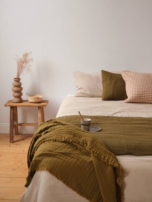 Mélange de matières, palette chaude, lumière du matin… L’automne version chambre slow est en ligne sur l’eshop 💛🍂