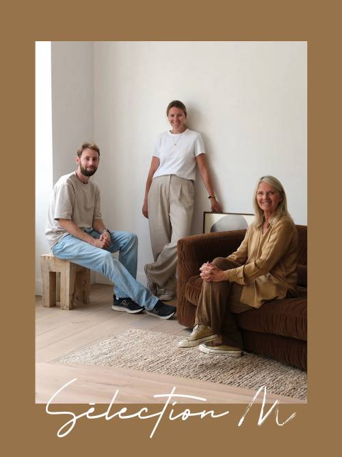 On s’est prêté au jeu de la photo de rentrée, version Sélection M 📸

Car oui, derrière notre e-shop il y a des visages, des histoires et une vraie proximité humaine que nous cultivons au quotidien.
Quand vous nous appelez pour un conseil ou une question c’est moi, Marine, la créatrice de Sélection M qui vous réponds directement au téléphone.

Marc, lui, s’occupe de toute notre logistique avec le même soin minutieux que nous apportons à notre sélection.

Et ma maman ? Elle gère notre service “Je chine pour vous” – c’est elle qui déniche ces pièces vintage uniques qui donnent une âme si particulière à votre intérieur.

💛