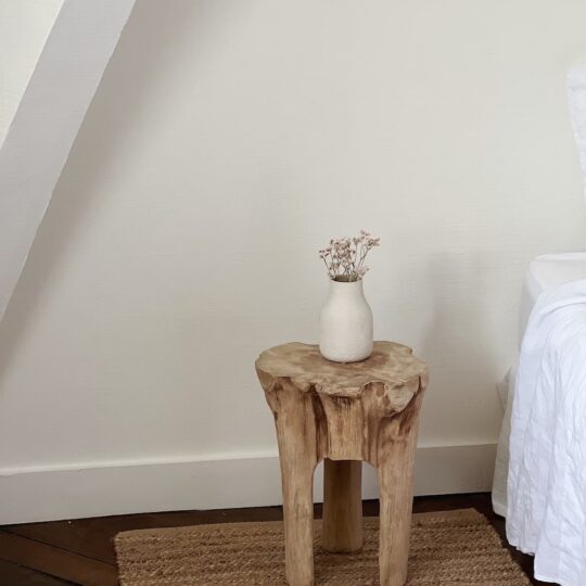 Tabouret trepied en teck recyclé – Image 1