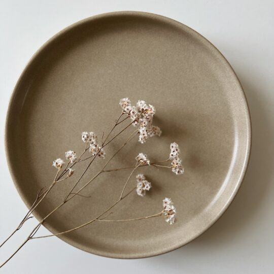 Assiette en grès "sable" – Image 5