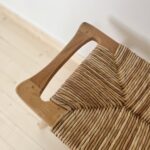 détail banc tressé en teck et rotin