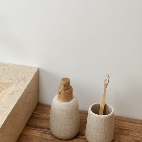 Distributeur de savon grès/frêne – Image 1