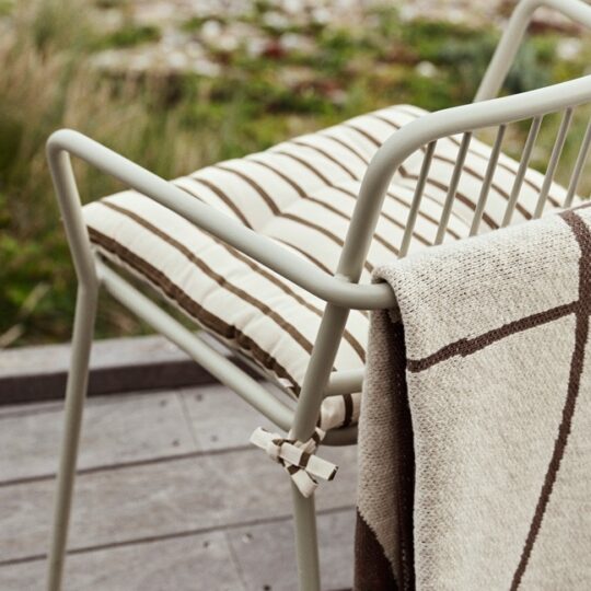 Chaise de jardin en métal beige – Image 2