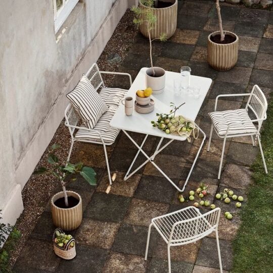 Chaise de jardin en métal beige – Image 1