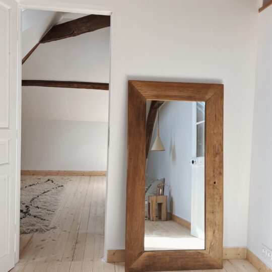 Grand miroir en teck recyclé – Image 1