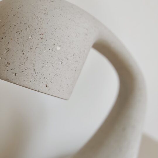 Lampe à poser design en papier mâché – Image 4