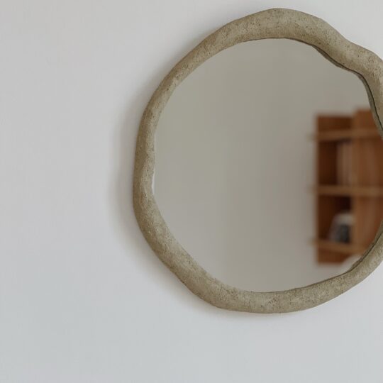 Miroir en résine de forme organique – Image 2