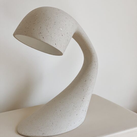 Lampe à poser design en papier mâché – Image 3