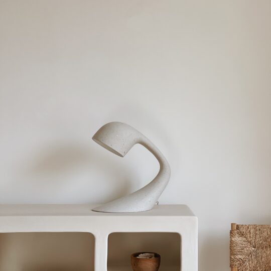 Lampe à poser design en papier mâché – Image 1