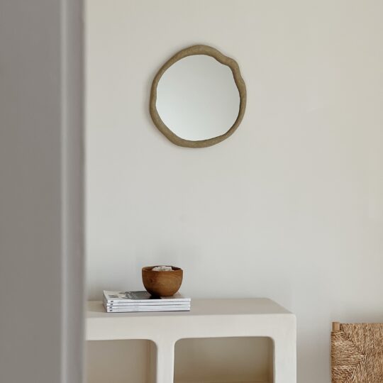 Miroir en résine de forme organique – Image 1
