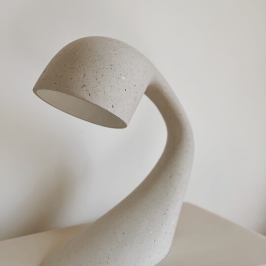 Lampe à poser design en papier mâché – Image 5