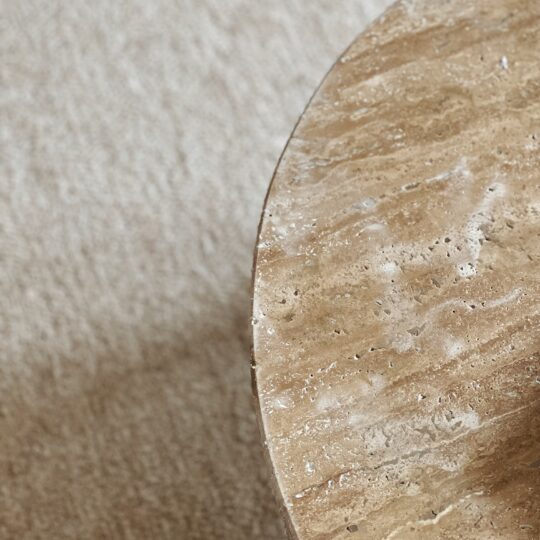 Table Basse en Travertin Ronde avec Pieds Bois – Image 2