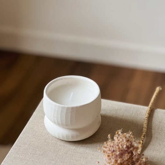 Bougie parfumée pot texturé blanc – Image 1