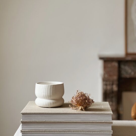 Bougie parfumée pot texturé blanc – Image 3