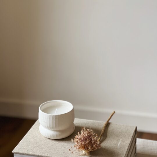 Bougie parfumée pot texturé blanc – Image 2