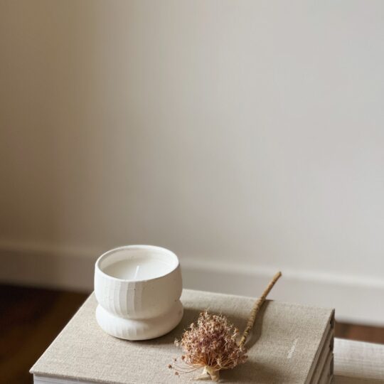 Bougie parfumée pot texturé blanc – Image 2