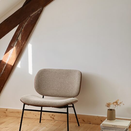 fauteuil beige et bois